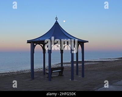 Sheerness, Kent, Großbritannien. 16th Januar 2022. UK Wetter: Der fast volle Wolfmond steigt über der Schifffahrt in der Themse-Mündung in Sheerness, Kent. Kredit: James Bell/Alamy Live Nachrichten Stockfoto