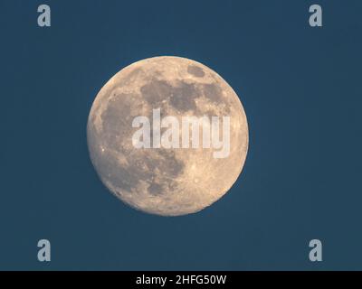 Sheerness, Kent, Großbritannien. 16th Januar 2022. UK Wetter: Der fast volle Wolfmond steigt über der Schifffahrt in der Themse-Mündung in Sheerness, Kent. Kredit: James Bell/Alamy Live Nachrichten Stockfoto
