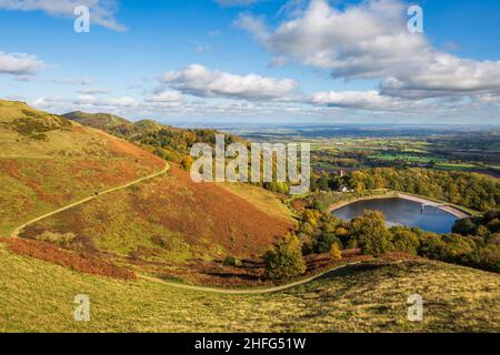 British Camp Reservoir und die Malvern Hills im Herbst, Worcestershire, England Stockfoto