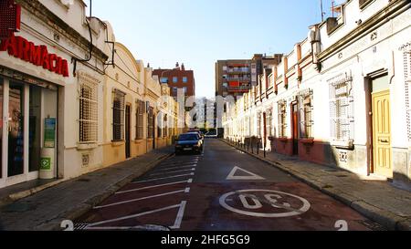 Typische Straße von kleinen Häusern in Barcelona, Katalonien, Spanien, Europa Stockfoto