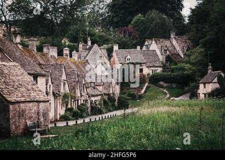 Traditionelle Cotswold Cottages in England. Bibury ist ein Dorf und eine Gemeinde in Gloucestershire, England. Stockfoto