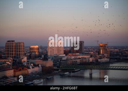 Bratislava, Slowakei. 15th Januar 2022. Blick von einer Plattform des Aussichtsturms UFO der Brücke des Slowakischen Nationalaufstandes, auf der Donau mit der Alten Brücke und einem Teil von Bratislava. Quelle: Marijan Murat/dpa/Alamy Live News Stockfoto