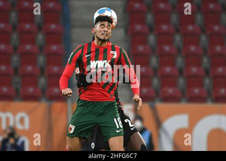 Augsburg, Deutschland. 16th Januar 2022. Ricardo Daniel PEPI (FC Augsburg), Action, Duelle, Header. Fußball 1st Bundesliga-Saison 2021/2022, Spieltag 19th, matchday19, FC Augsburg - Eintracht Frankfurt 1-1 am 16th. Januar 2022 WWK ARENA in Augsburg, Quelle: dpa/Alamy Live News Stockfoto