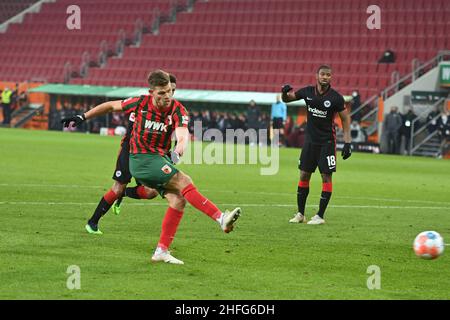 Augsburg, Deutschland. 16th Jan, 2022. Goalchance Florian NIEDERLECHNER (FC Augsburg), Aktion, Schuss. Strafraumszene. Fußball 1st Bundesliga-Saison 2021/2022, Spieltag 19th, matchday19, FC Augsburg - Eintracht Frankfurt 1-1 am 16th. Januar 2022 WWK ARENA in Augsburg, Quelle: dpa/Alamy Live News Stockfoto