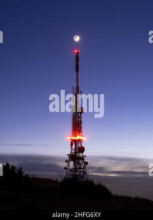 Telekommunikationsturm mit dem Mond am Himmel, Euskadi Stockfoto
