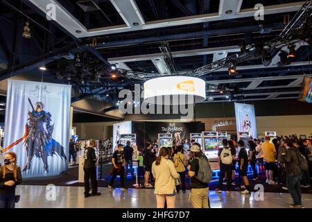 Seattle, WA USA - circa September 2021: Blick auf Menschen, die während des Ausbruchs von Covid 19 im Seattle Convention Center durch PAX West laufen Stockfoto