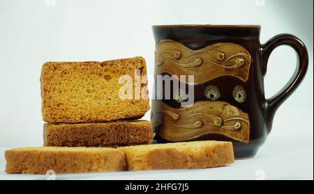 Knusprig Rusk oder Toast für ein gesundes Leben, traditionelle Keksschale mit Tee, Toast zum Frühstück und Tasse frische Milch & Tee, trocken Toast Brot, knusprig Stockfoto