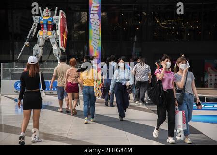 Bangkok, Thailand. 16th Januar 2022. Menschen, die Gesichtsmasken als vorbeugende Maßnahme gegen die Ausbreitung von covid-19 tragen, werden vor dem Siam Center, dem Einkaufszentrum in Bangkok, gesehen. Kredit: SOPA Images Limited/Alamy Live Nachrichten Stockfoto