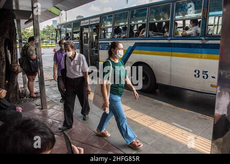 Bangkok, Thailand. 16th Januar 2022. Menschen mit Gesichtsmasken als vorbeugende Maßnahme gegen die Ausbreitung von covid-19 gehen an der Bushaltestelle am Victory Monument in Bangkok vorbei. Kredit: SOPA Images Limited/Alamy Live Nachrichten Stockfoto