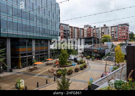 Kirkland, WA USA - ca. Oktober 2021: Blick auf das große Einkaufszentrum Kirkland Urban in der Innenstadt. Stockfoto