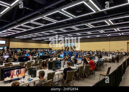 Seattle, WA USA - circa September 2021: Blick auf Menschen, die während des Ausbruchs von Covid 19 im Seattle Convention Center durch PAX West laufen Stockfoto