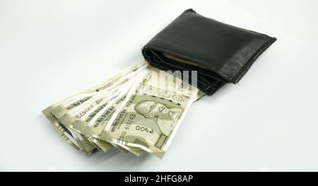 indische Rupien mit Brieftasche isolieren auf weißem Hintergrund Stockfoto