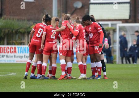 Preston, Großbritannien. 16th Januar 2022. Preston, England, Januar 16th 2 die Spieler von Bristol City huddeln vor dem FA Womens Championship-Spiel zwischen Blackburn Rovers und Bristol City im Sir Tom Finney Stadium in Preston, England Paul Roots/SPP Credit: SPP Sport Press Foto. /Alamy Live News Stockfoto