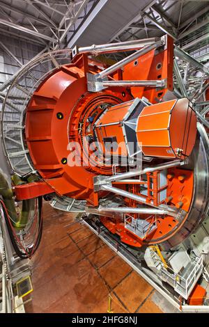 Doppelspektrographen/Imager (MODS) mit mehreren Objekten auf der Rückseite der linken Hauptspiegelzelle. Large Binocular Telescope Observatory (LBT) Mount Graham.. Stockfoto