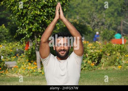 Ein Mann, der Saurayanamaskaar Yoga macht Stockfoto