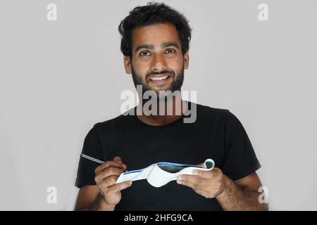 Mann zufrieden mit seinem Bankscheckbuch - Banking und Geld-Konzept Stockfoto