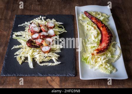 Trockene Krake Beine, nach der Tradition getrocknet, serviert auf einem Bett aus gehacktem Kohl. Typisches Gericht von der tropischen Küste von Granada. Stockfoto