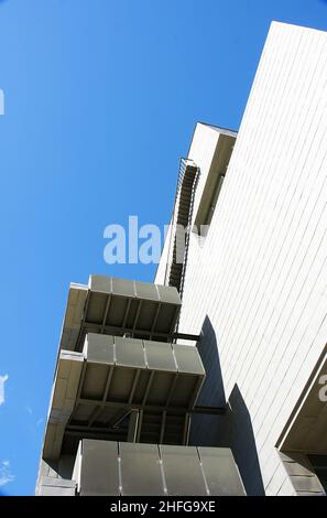 Architektonisches Detail der Außentreppe an der Fassade des Museu del Disseny in Barcelona, Katalonien, Spanien, Europa Stockfoto