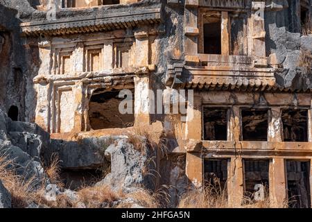 In den Ruinen von Myra von Lycia wurden alte Gräber in die Felsen gehauen Stockfoto