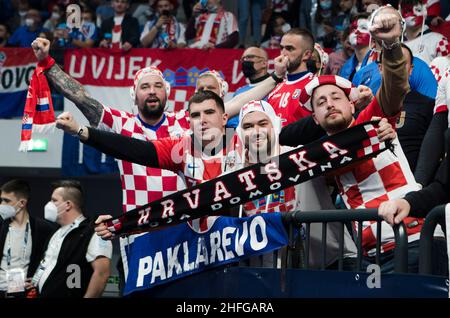 Szeged, Ungarn, 15th. Januar 2022. Die Fans Kroatiens unterstützen ihr Team beim EHF-EM-Spiel der Männer 2022 zwischen Kroatien und Serbien in Szeged, Ungarn. 15. Januar 2022. Kredit: Nikola Krstic/Alamy Stockfoto