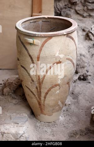 Santorini, Griechenland - 01. Juli 2021: In der prähistorischen Stadt Akrotiri, Ausgrabungsstätte einer minoischen bronzezeitlichen Siedlung, wurde antike Keramik geborgen Stockfoto