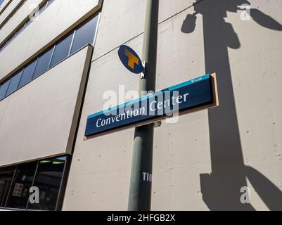 Tacoma, WA USA - ca. August 2021: Blick auf ein Downtown Convention Center Schild in der Stadt Tacoma. Stockfoto