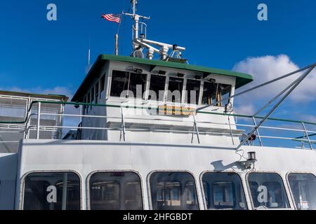 San Juan Islands, WA USA - ca. November 2021: Blick auf eine Washington State Ferry, die an einem hellen, sonnigen Tag zu einer der San Juan Islands fährt. Stockfoto