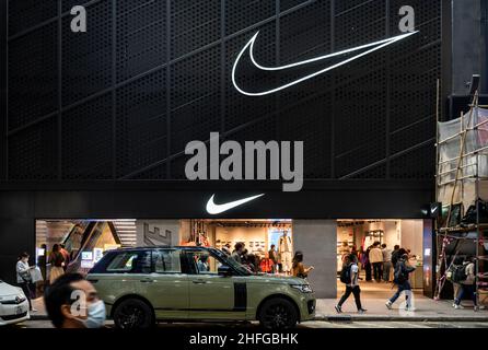 Hongkong, China. 16th Januar 2022. Der Nike Store der US-amerikanischen multinationalen Sportbekleidungsmarke in Hongkong. (Foto von Budrul Chukrut/SOPA Images/Sipa USA) Quelle: SIPA USA/Alamy Live News Stockfoto