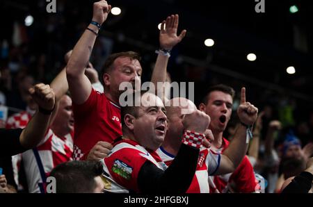 Szeged, Ungarn, 15th. Januar 2022. Die Fans Kroatiens unterstützen ihr Team beim EHF-EM-Spiel der Männer 2022 zwischen Kroatien und Serbien in Szeged, Ungarn. 15. Januar 2022. Kredit: Nikola Krstic/Alamy Stockfoto