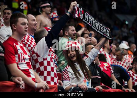 Szeged, Ungarn, 15th. Januar 2022. Die Fans Kroatiens unterstützen ihr Team beim EHF-EM-Spiel der Männer 2022 zwischen Kroatien und Serbien in Szeged, Ungarn. 15. Januar 2022. Kredit: Nikola Krstic/Alamy Stockfoto