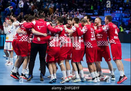 Szeged, Ungarn, 15th. Januar 2022. Die Spieler Kroatiens feiern den Sieg beim EHF-EM-Spiel Men 2022 zwischen Kroatien und Serbien in Szeged, Ungarn. 15. Januar 2022. Kredit: Nikola Krstic/Alamy Stockfoto