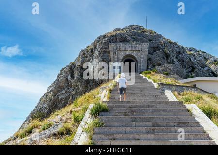 Kleiner Junge, der die Treppe des Mausoleums von Njegos im Lovcen Nationalpark hochklettert Stockfoto