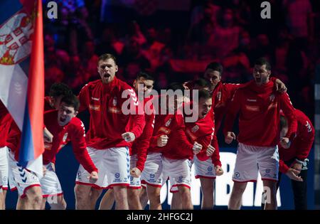 Szeged, Ungarn, 15th. Januar 2022. Die Spieler Serbiens sind während des EHF-EM-Mannschaftsmatches 2022 zwischen Kroatien und Serbien in Szeged, Ungarn, bereit für das Spiel. 15. Januar 2022. Kredit: Nikola Krstic/Alamy Stockfoto
