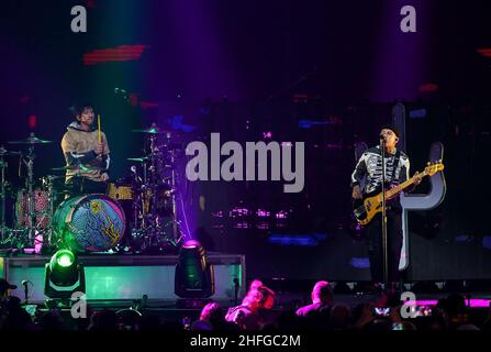 Inglewood, USA. 15th Januar 2022. INGLEWOOD, KALIFORNIEN - JANUAR 15: (L-R) Josh Dun und Tyler Joseph von Twenty One Pilots treten auf der Bühne für iHeartRadio Alter EGO auf, präsentiert von Capital One beim Forum am 15. Januar 2022 in Inglewood, Kalifornien. Foto: Christopher Victorio/imageSPACE/Sipa USA Kredit: SIPA USA/Alamy Live News Stockfoto