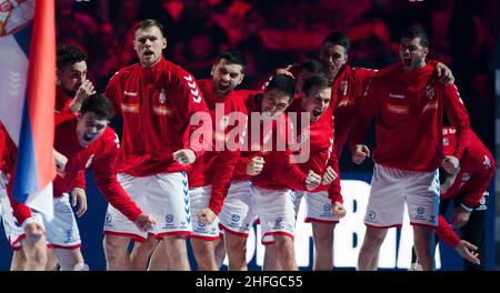 Szeged, Ungarn, 15th. Januar 2022. Die Spieler Serbiens sind während des EHF-EM-Mannschaftsmatches 2022 zwischen Kroatien und Serbien in Szeged, Ungarn, bereit für das Spiel. 15. Januar 2022. Kredit: Nikola Krstic/Alamy Stockfoto