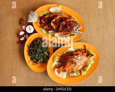 Sambal Kang Kong, Sambal Belachen Sole Fish, Chili Crab Chines Food Table Draufsicht Stockfoto