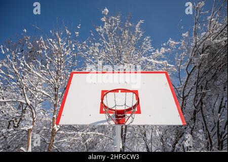 Basketballkorb im Schnee im Winter. Stockfoto
