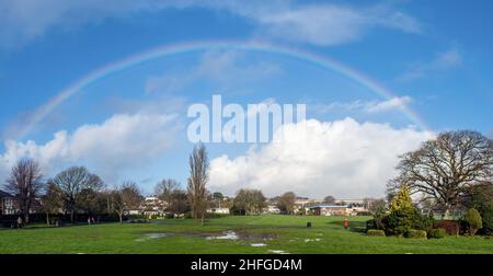 BIDEFORD, DEVON, ENGLAND - 26 2021. DEZEMBER: Regenbogen über Bideford Town vom Victoria Park aus gesehen. Stockfoto