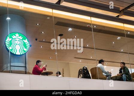 Hongkong, China. 22nd Dez 2021. Gäste werden in der amerikanischen multinationalen Kette Starbucks Coffee Store in Hongkong gesehen. (Bild: © Budrul Chukrut/SOPA Images via ZUMA Press Wire) Stockfoto