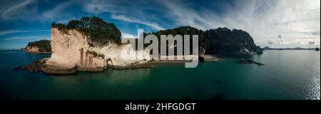 Blick vom Meer auf Cathedral Cove, coromandel Bay, Neuseeland Stockfoto