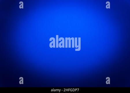 Dunkelblauer Hintergrund leer Grunge Wand abstrakt Spotlight Oberfläche Vignette. Stockfoto