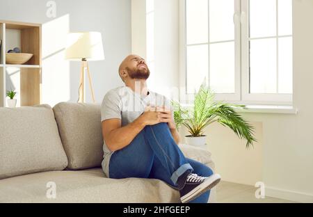 Der tausendjährige Mann mit Rheuma, Arthritis oder Arthrose hat starke Schmerzen im Kniegelenk. Stockfoto