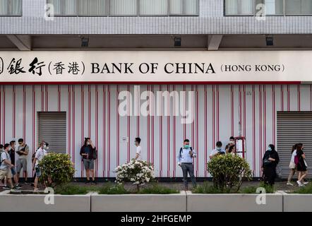 Hongkong, China. 16th Januar 2022. Fußgänger gehen an der staatlichen chinesischen Geschäftsbank Bank of China in Hongkong vorbei. Kredit: SOPA Images Limited/Alamy Live Nachrichten Stockfoto