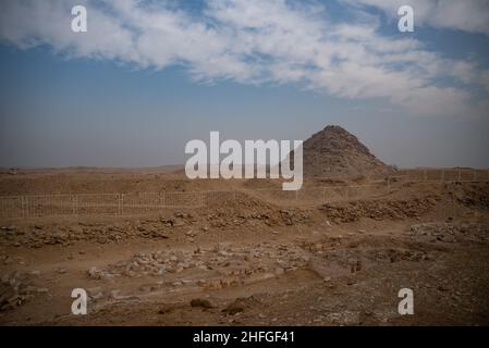 Blick auf die Uskaf-Pyramide von den Ruinen in der Nähe der Stufenpyramide von Djoser. Archäologische Überreste in der Nekropole von Saqqara, Ägypten Stockfoto