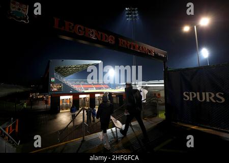 Die Fans kommen vor dem Spiel der Barclays FA Women's Super League im Hive, Barnett, ins Stadion. Bilddatum: Sonntag, 16. Januar 2022. Stockfoto