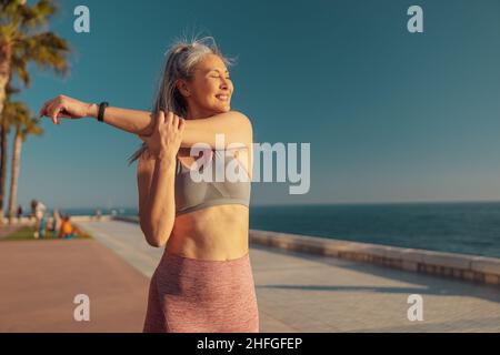 Sportlich starke Frauen trainieren am Meer Stockfoto