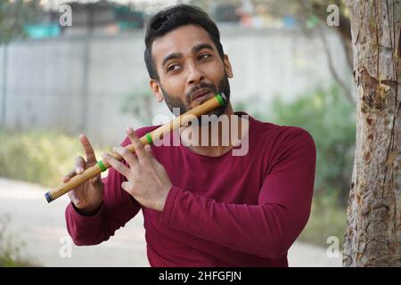 Ein Mann spielt das Musikinstrument Stockfoto