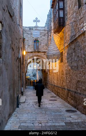 Die Menschen gehen durch die Straße des griechischen Patriarchats in der Altstadt des christlichen Viertels Ost-Jerusalem Israel Stockfoto