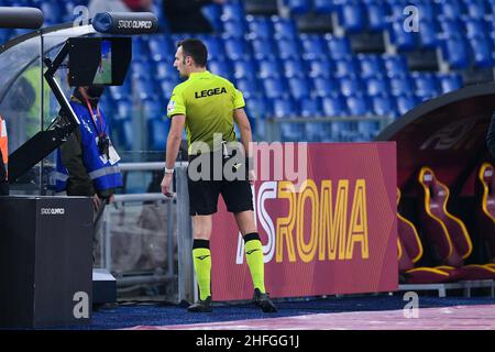 Rom, Italien. 16th Januar 2022. Schiedsrichter Lorenzo Maggioni schaut am 16. Januar 2022 im Stadio Olimpico, Rom, Italien, auf den VAR-Monitor, um eine Strafkontrolle während des Serie-A-Spiels zwischen Roma und Cagliari zu erhalten. Kredit: Giuseppe Maffia/Alamy Live Nachrichten Stockfoto