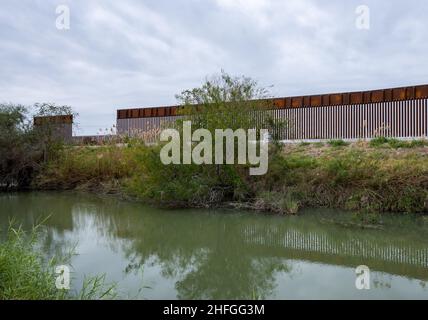 Die im Bau befindliche Grenzmauer zwischen den USA und Mexiko entlang des Rio Grande Valley. McAllen, Texas, USA. Stockfoto